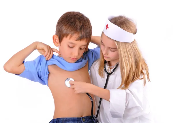 Crianças-irmão e irmã jogando médico — Fotografia de Stock