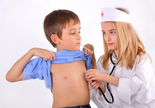 Dos niños jugando doctor — Foto de Stock