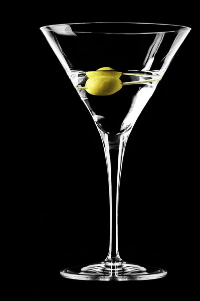 Martini con aceitunas sobre fondo negro —  Fotos de Stock