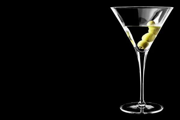 Martini aux olives sur fond noir — Photo