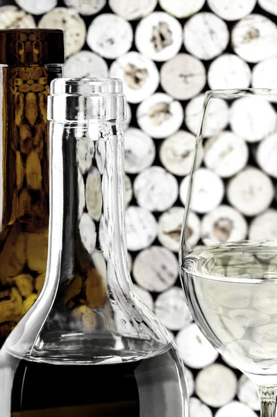 Şarap kadehi ve şişeler mantarlar zemin üzerine