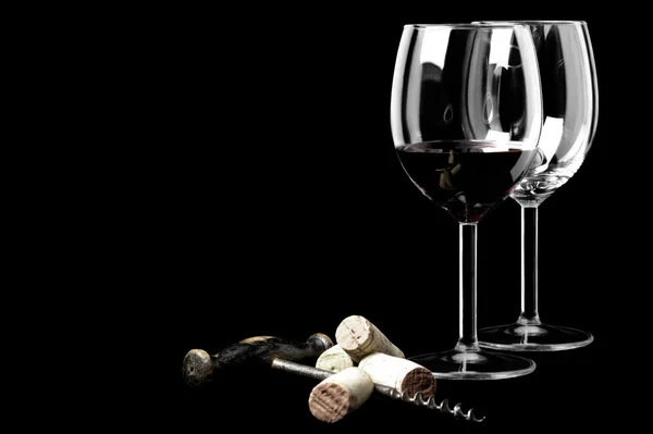 şarap mantarlar ve üzerinde siyah bir şarap kadehi