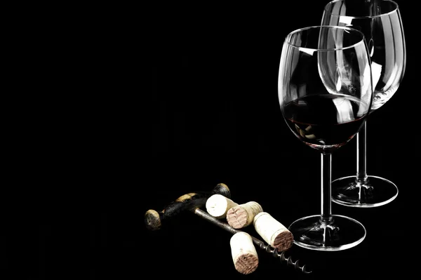 Tappi di vino e bicchieri di vino su un nero — Foto Stock