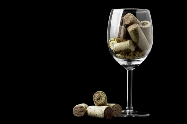 Tappi di vino e bicchiere di vino su un nero — Foto Stock