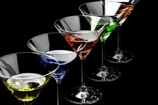 Martini auf schwarzem Hintergrund — Stockfoto