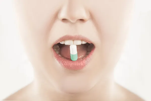 Beleza mulher boca com remédio pílula - (SÉRIE ) — Fotografia de Stock