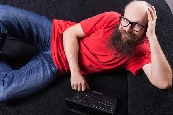 Un homme sur le canapé se repose - (Série ) — Photo