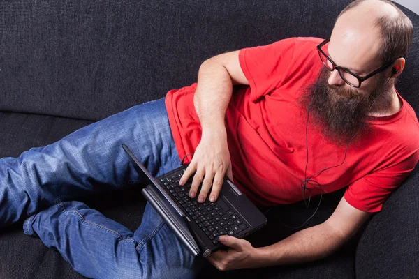 Un homme sur le canapé se repose et travaille - (Série ) — Photo