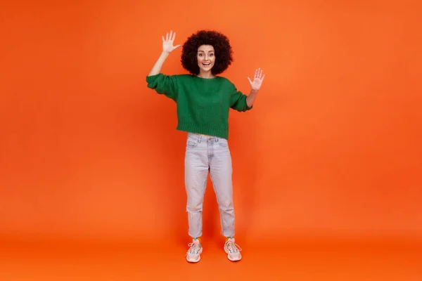 Full Length Portret Van Vrouw Met Afro Kapsel Dragen Groene — Stockfoto