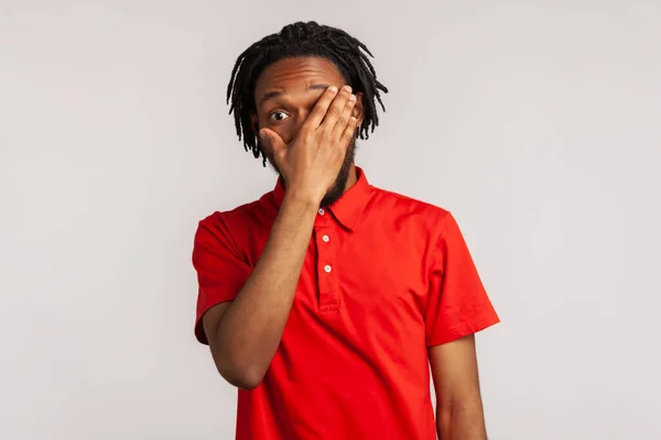 Portré Fiatal Szakállas Férfiról Raszta Rasztával Piros Alkalmi Pólóban Aki — Stock Fotó