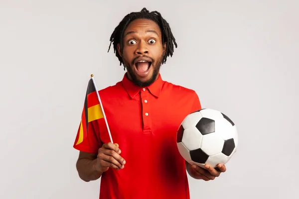 身穿红色休闲装T恤 头戴恐惧的男人 在锦标赛 爱国主义等方面支持德国足球队 在灰色背景下被隔离的室内拍摄 — 图库照片