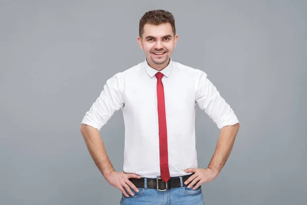 Портрет Молодого Красивого Счастливого Мужчины Белой Рубашке Галстуке Стоящего Руками — стоковое фото