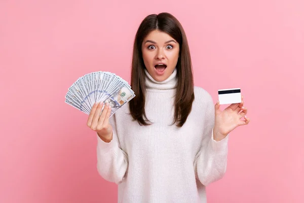 Mujer Impactada Con Cabello Oscuro Sosteniendo Ventilador Billetes Dólar Tarjeta — Foto de Stock