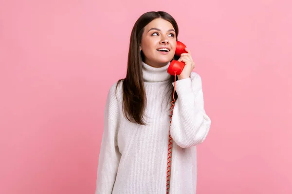 Mulher Bonita Morena Com Expressão Sonhadora Falando Telefone Retro Vermelho — Fotografia de Stock