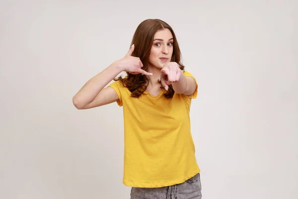 Porträtt Vacker Brunhårig Tonåring Flicka Casual Gul Shirt Stående Med — Stockfoto