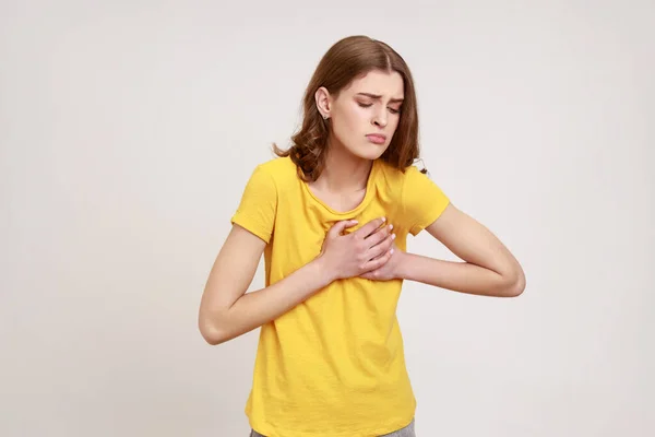 Rädd Brunhårig Kvinna Gul Shirt Som Blundar För Bröstet Plötslig — Stockfoto