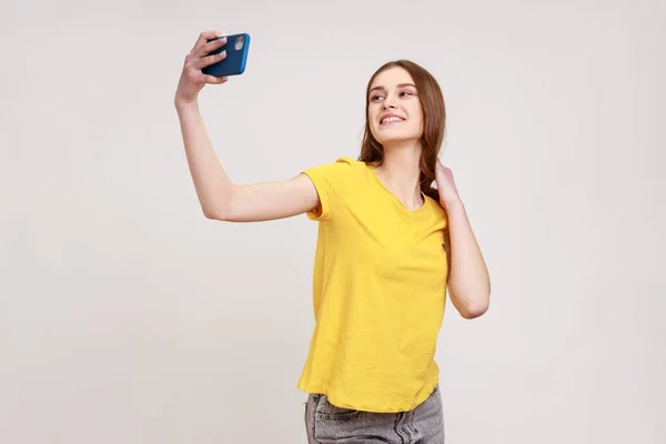 Retrato Una Adolescente Alegre Una Camiseta Estilo Casual Sosteniendo Teléfono — Foto de Stock
