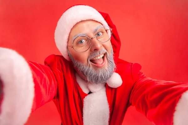 Glücklich Lustiger Älterer Mann Mit Grauem Bart Weihnachtsmann Kostüm Der — Stockfoto