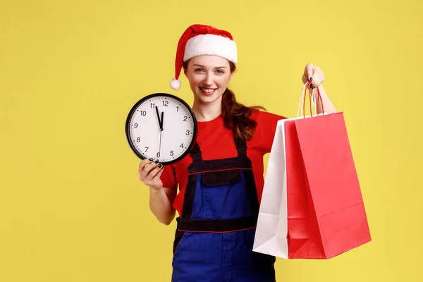 Sorrindo Mulher Entrega Feliz Segurando Relógio Parede Sacos Compras Entrega — Fotografia de Stock