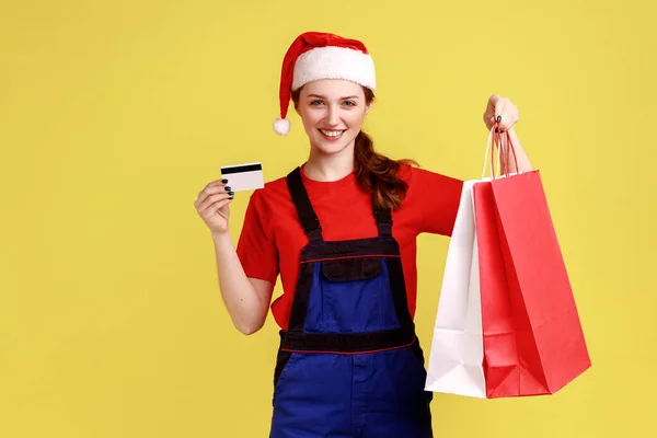 Good Looking Delivery Woman Showing Credit Card Shopping Bags Fast — Stock Photo, Image
