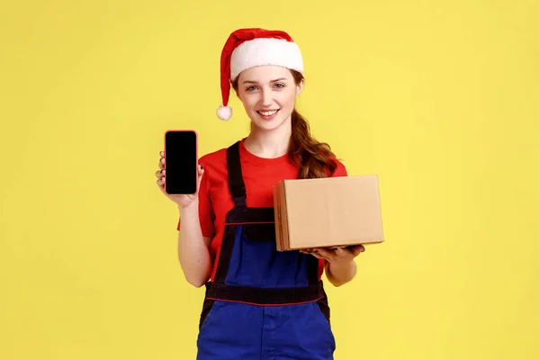 Optimistisk Leverans Kvinna Håller Kartong Paket Och Visar Smart Telefon — Stockfoto