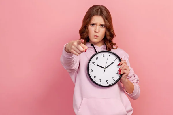 Retrato Chica Adolescente Seria Enojada Con Capucha Apuntando Con Dedo — Foto de Stock