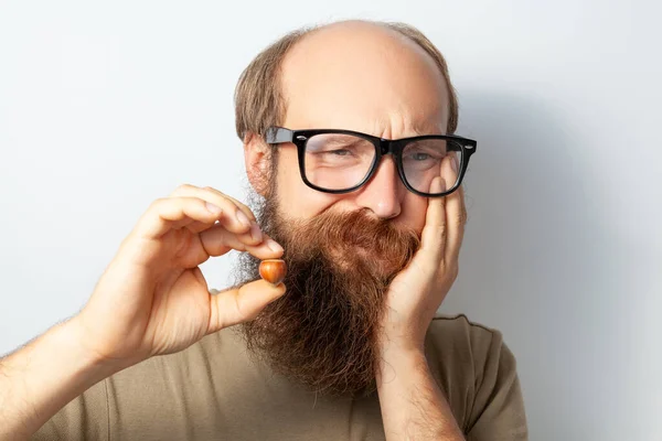 Retrato Homem Insalubre Sofrendo Dor Dente Terrível Depois Quebrar Avelã — Fotografia de Stock