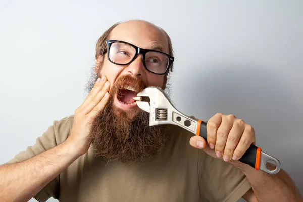 Ένας Ενήλικος Άντρας Βγάζει Κακό Δόντι Από Μόνος Του Αγγίζει — Φωτογραφία Αρχείου