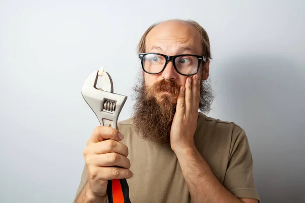 Maschio Tirare Fuori Dente Con Chiave Inglese Guardando Strumento Con — Foto Stock