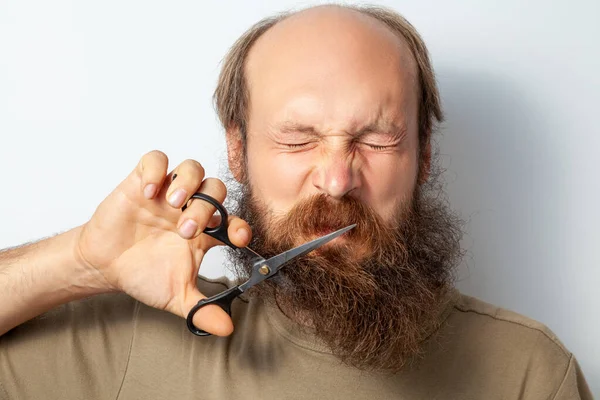 Retrato Hombre Cortando Barba Atornilla Sus Ojos Siente Remordimiento Sosteniendo — Foto de Stock