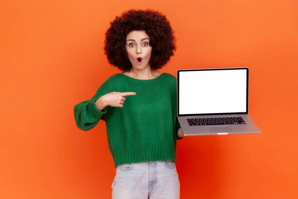 Šokovaná Žena Afro Účesem Zeleném Neformálním Stylu Svetru Ukazuje Bílé — Stock fotografie