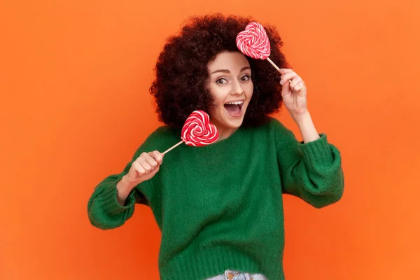 Mujer Positiva Satisfecha Con Peinado Afro Que Usa Suéter Verde —  Fotos de Stock