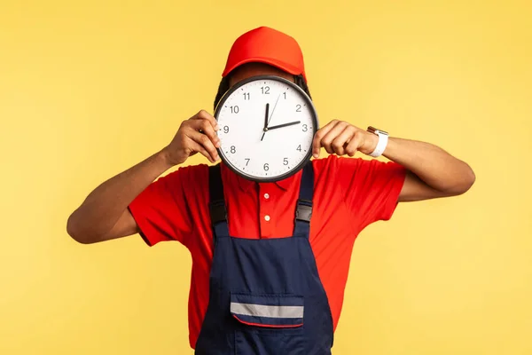 Trabajador Anónimo Uniforme Que Cubre Cara Con Reloj Servicios Profesionales — Foto de Stock