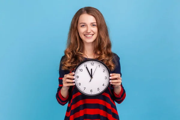 Tevreden Vrouw Draagt Gestreepte Casual Stijl Trui Houdt Klok Vast — Stockfoto