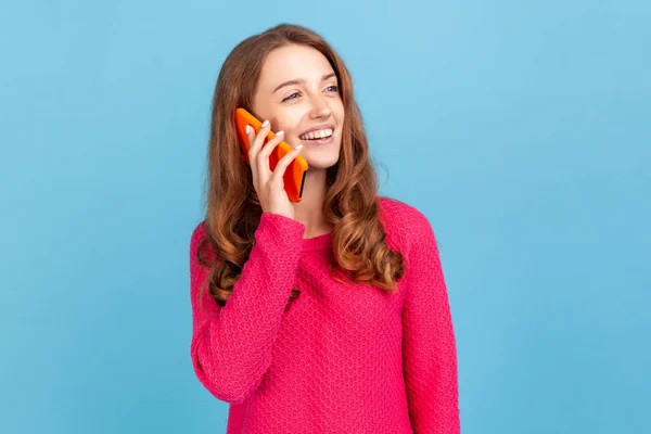 Портрет Веселой Женщины Одетой Розовый Пуловер Разговаривающей Другом Мобильному Телефону — стоковое фото