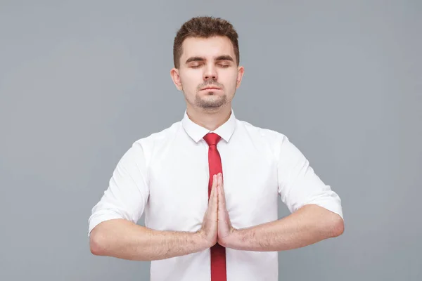 Hora Ioga Retrato Jovem Bonito Homem Calmo Camisa Branca Gravata — Fotografia de Stock