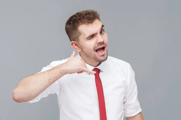 Liga Retrato Homem Bonito Jovem Camisa Branca Gravata Com Gesto — Fotografia de Stock