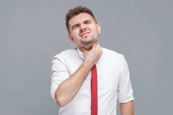 Keelpijn Portret Van Een Jongeman Wit Hemd Stropdas Die Zijn — Stockfoto