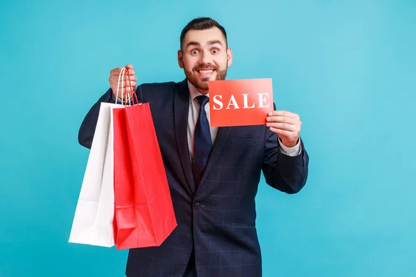 Retrato Hombre Barbudo Sonriente Feliz Con Traje Estilo Oficial Sosteniendo — Foto de Stock