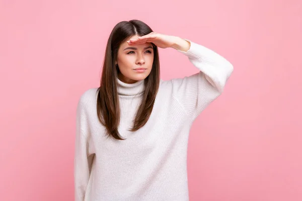 Menina Segurando Palma Sobre Olhos Olhando Para Distância Com Visão — Fotografia de Stock