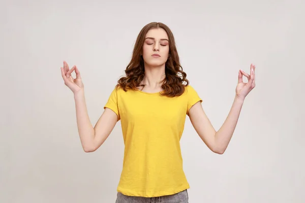 Sakin Rahat Dalgalı Saçlı Günlük Kıyafetler Giyen Kollarını Kaldırmış Yoga — Stok fotoğraf