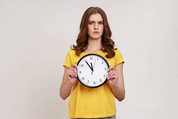 Seriös Sträng Tonåring Flicka Med Vågigt Hår Casual Gul Shirt — Stockfoto