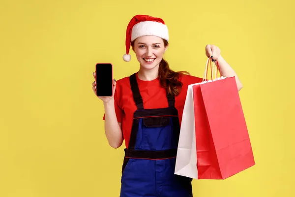 Leveranskvinna Visar Smart Telefon Med Tom Display Rymmer Shoppingväskor Med — Stockfoto