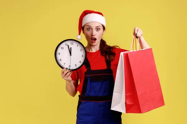 Mulher Correio Chocado Mostrando Relógio Parede Sacos Compras Entrega Natal — Fotografia de Stock