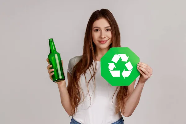 Frau Mit Glasflasche Und Grünem Recyclingschild Mülltrennung Und Umweltschutz Trägt — Stockfoto