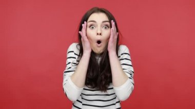 Kollarını kaldırmış ve ağzı açık duran, hayret verici haberler duyan, 