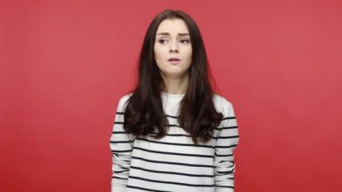 Sakin olmaya çalışan gergin bir kadının portresi, kapalı gözlerle yoga meditasyonu yapıyor, nefes alıyor, günlük tarz uzun kollu gömlek giyiyor. Kırmızı arkaplanda kapalı stüdyo çekimleri.
