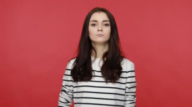 - Evet, efendim. Ciddi kadın selamlama komutanı portresi, itaatkar ifadeli dinleme düzeni, günlük tarz uzun kollu gömlek. Kırmızı arkaplanda kapalı stüdyo çekimleri.