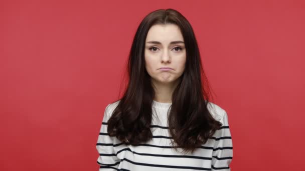 Portret Zdenerwowanej Kobiety Patrzącej Kamerę Smutkiem Wyrażającej Smutek Będącej Złym — Wideo stockowe