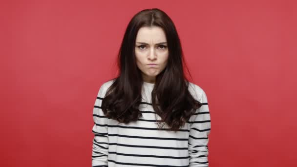 Kızgın Kadın Portresi Kameraya Bakar Negatif Agresif Duyguları Ifade Eder — Stok video